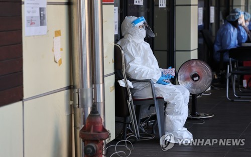 韓国の新規コロナ感染者７．７万人　前日比３．４倍に＝８３日ぶり高水準
