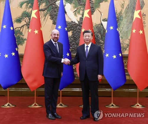 시진핑 중국 주석과 악수하는 샤를 미셸 EU 상임의장
