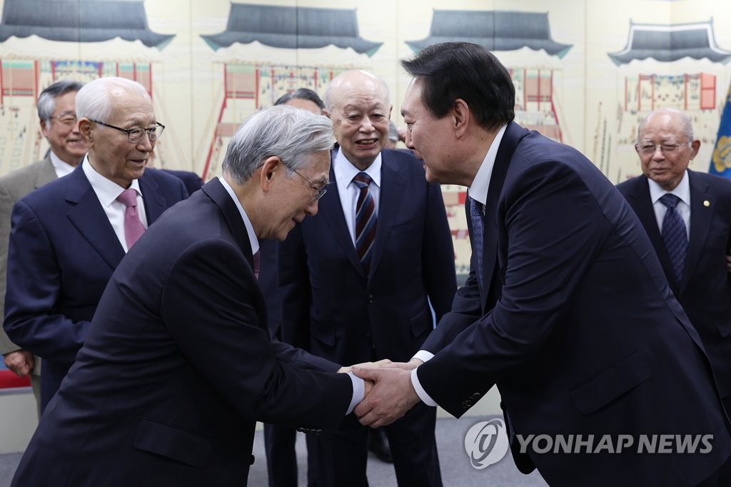 الرئيس يون يلتقي بمجموعة من العلماء والباحثين