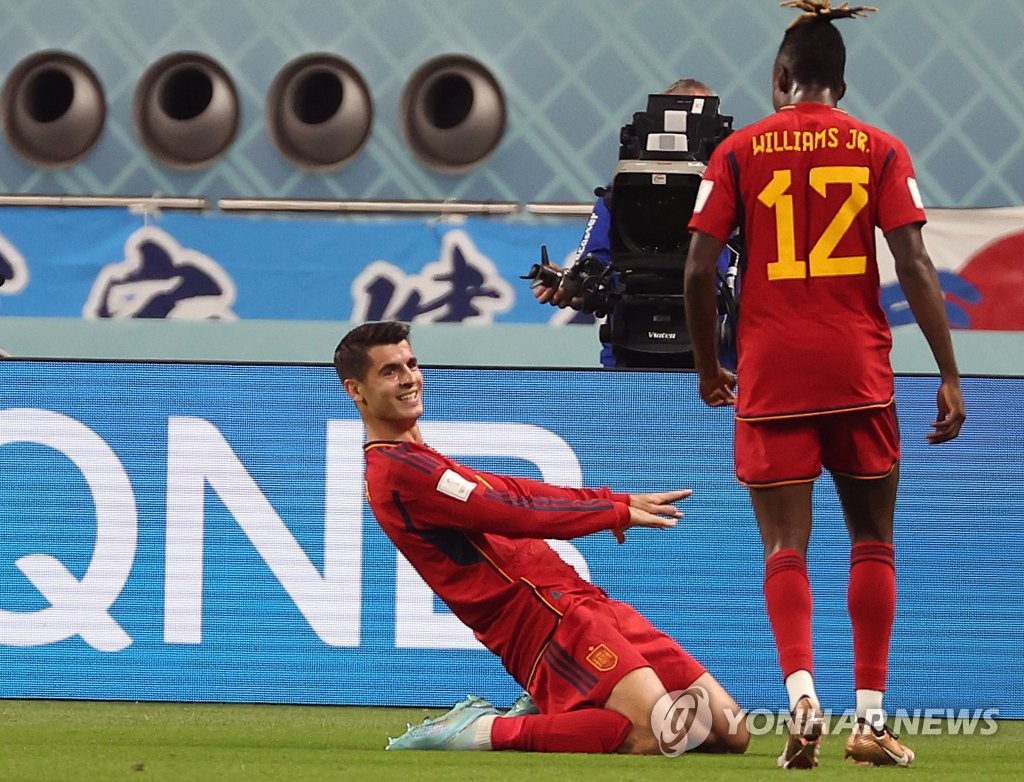 Alvaro Morata of Spain (L) celebrates his goal against Japan during the countries' Group E match at Khalifa International Stadium in Al Rayyan, west of Doha, on Dec. 1, 2022. (Yonhap)