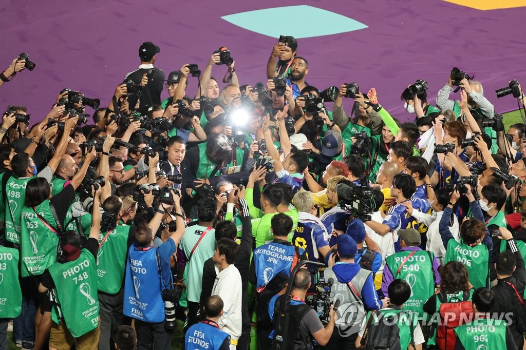 취재진에 둘러싸인 일본 선수들