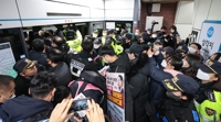 경찰·지하철보안관과 충돌하는 전장연