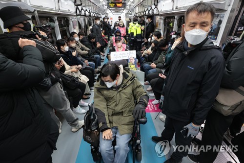 "장애인 권리 보장하라"…전장연, 지하철 탑승 시위