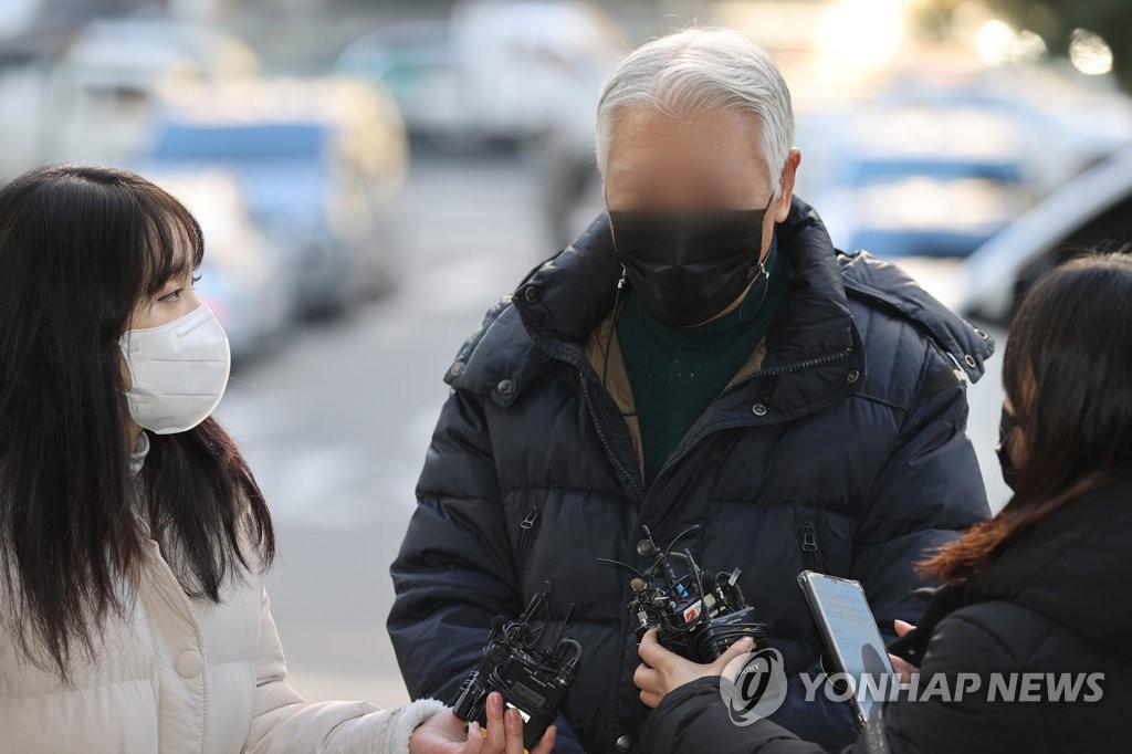 질의응답하는 해밀톤호텔 대표