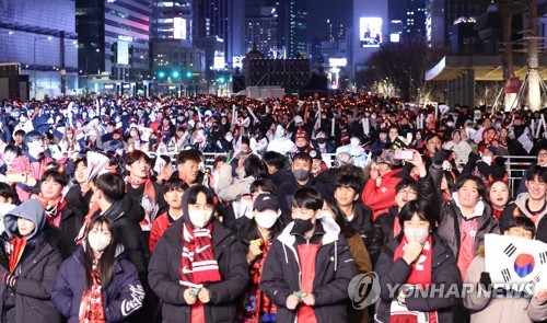 ２日夜、Ｗ杯カタール大会の１次リーグＨ組最終戦、韓国―ポルトガル戦の応援のため光化門広場に集まった人々＝（聯合ニュース）