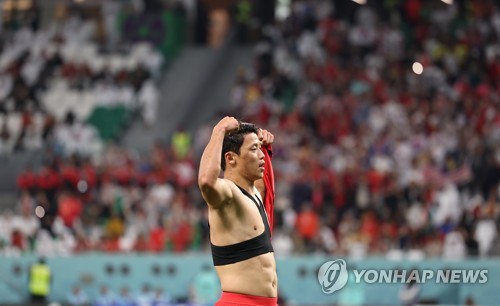 (3rd LD) (World Cup) S. Korea beat Portugal to reach round of 16