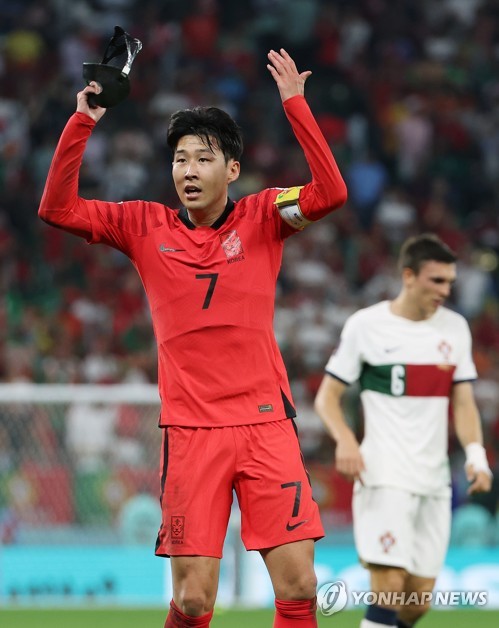 Son Heung-min of South Korea plays with his mask in his right hand against Portugal during the countries' Group H match at Education City Stadium in Al Rayyan, west of Doha, on Dec. 2, 2022. (Yonhap)