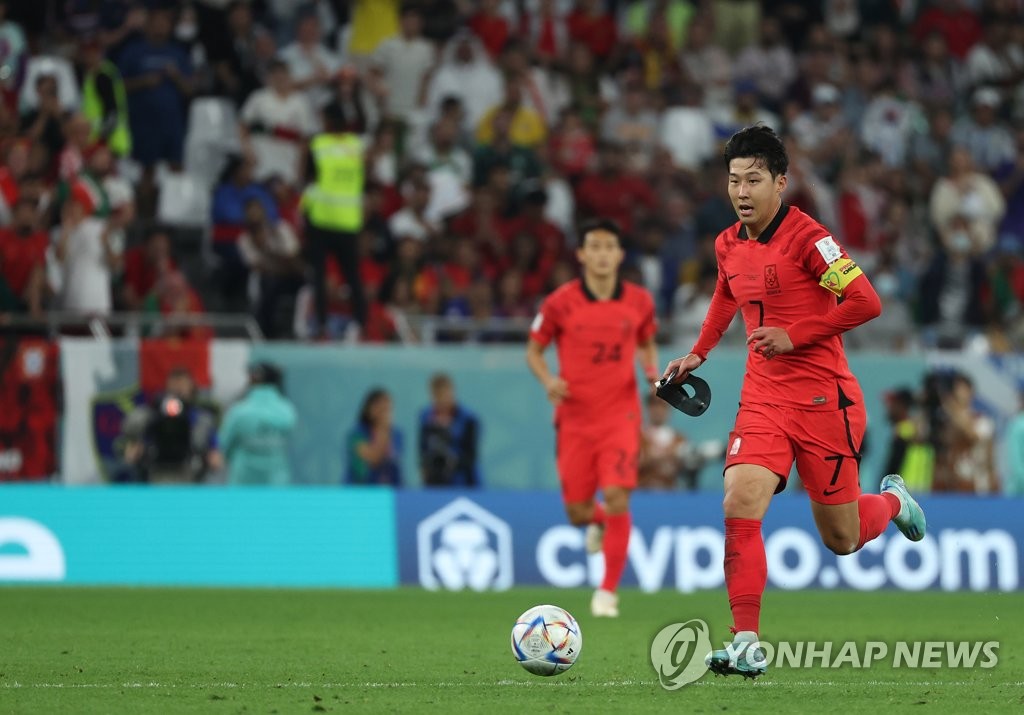 Heung-min's son runs with a mask