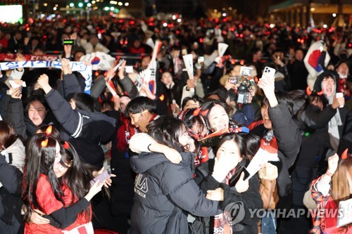 Red Devils cheer after S. Korea advances to last 16