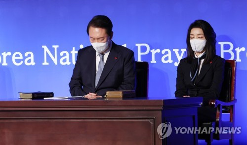 Yoon attends nat'l prayer breakfast, renews pledge to defend liberty