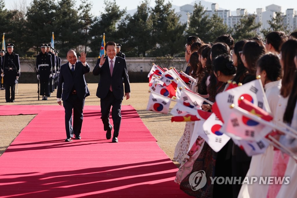 공식환영식에서 손흔드는 윤 대통령과 푹 베트남 국가주석