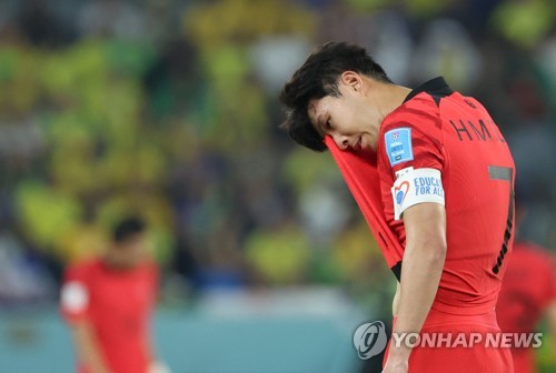 Le footballeur Son Heung-min s'essuie durant le match de huitièmes de finale contre le Brésil au stade 974 à Doha, le lundi 5 décembre 2022 (heure locale). 