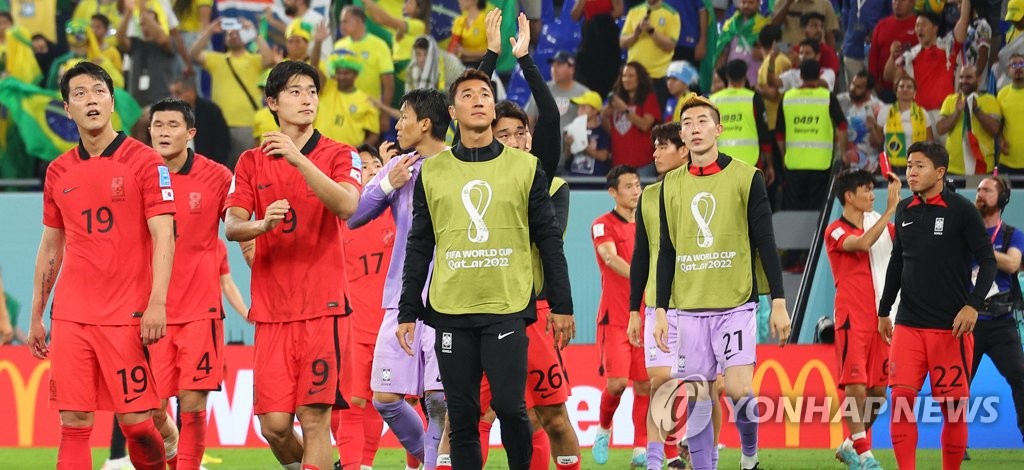 Los jugadores surcoreanos saludan a la afición, el 5 de diciembre de 2022 (hora local), luego de su derrota por 4-1 contra Brasil, en los octavos de final de la Copa Mundial, en el Estadio 974, en Doha.