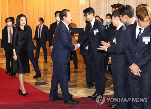 サッカー韓国代表と握手する尹大統領