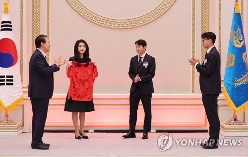 سون هيونغ-مين ولي كانغ-إن يقدمان الزي الرسمي للمنتخب إلى الرئيس يون والسيدة الأولى