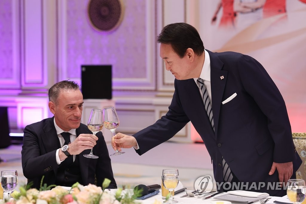الرئيس يون سيوك-يول يتبادل نخب الصداقة مع المدرب بينتو