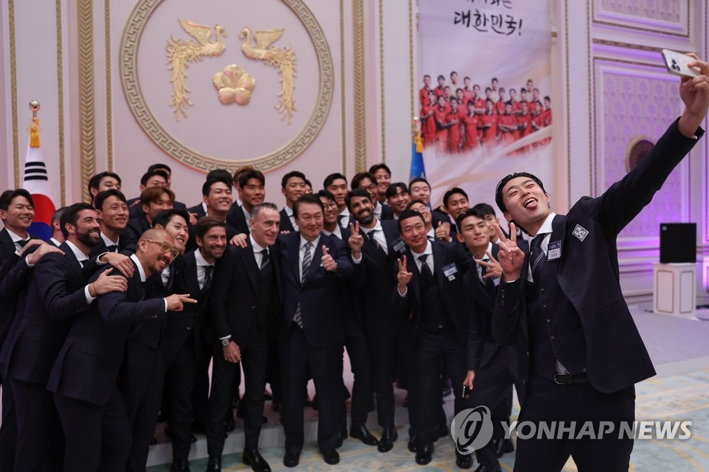 Yoon con el equipo nacional de fútbol