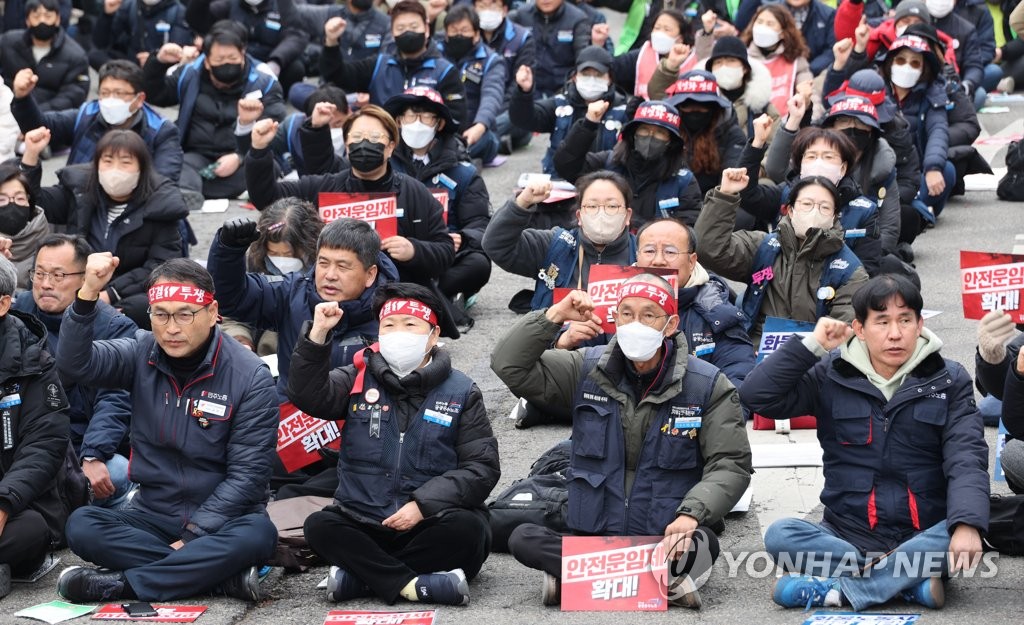 Unionized cargo truckers chant a slogan during a rally in Seoul's Yeouido on Dec. 10, 2022, demanding a government policy on minimum freight rates be widened and made permanent. (Yonhap)