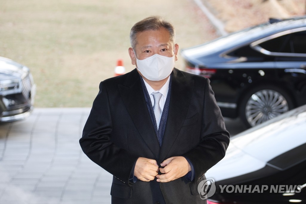 Interior and Safety Minister Lee Sang-min arrives for work at the government complex in Seoul on Dec. 12, 2022, one day after the opposition-controlled National Assembly passed a motion calling for the dismissal of Lee over the bungled government response to the deadly Itaewon crowd crush. (Yonhap)