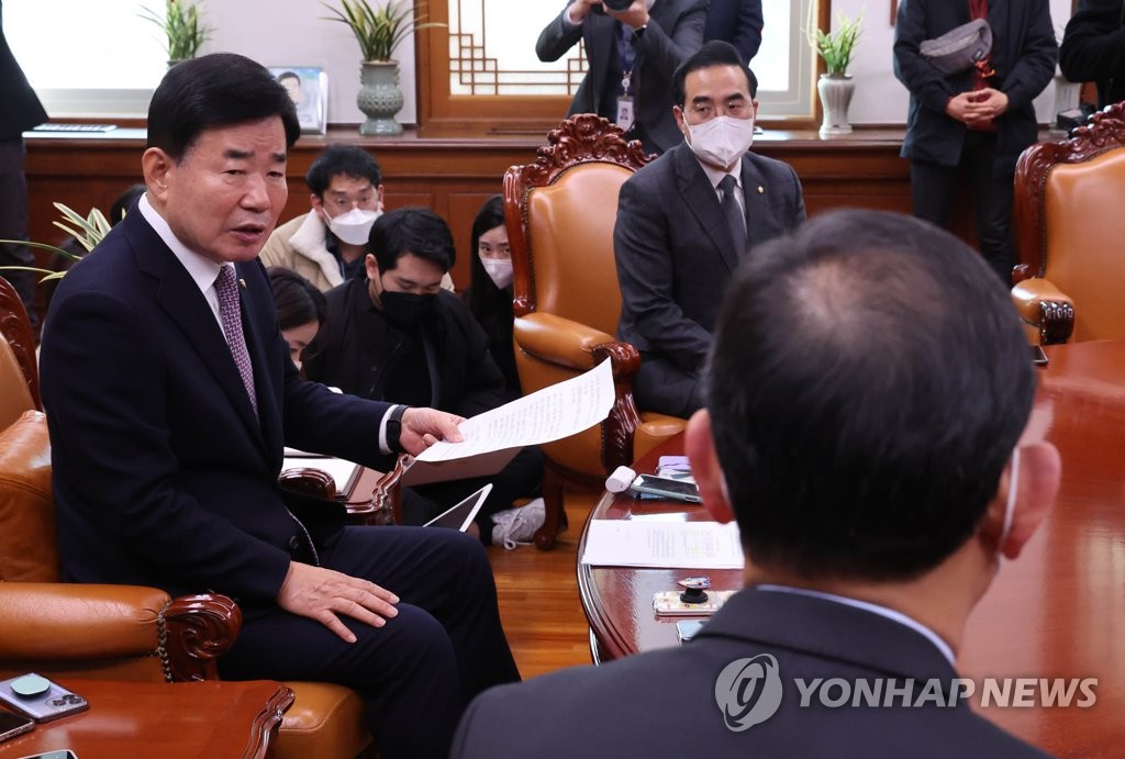 National Assembly Speaker Kim Jin-pyo (L) speaks at a meeting with floor leaders of rival parties at the parliament on Dec. 16, 2022, calling them to reach an agreement quickly over the 2023 state budget. (Yonhap)