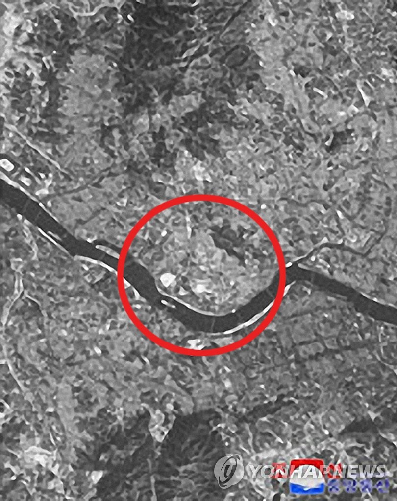 北朝鮮メディアが１９日に公開した写真。赤い丸で囲んだ部分はソウル・竜山の大統領室庁舎があるエリア＝（朝鮮中央通信＝聯合ニュース）≪転載・転用禁止≫
