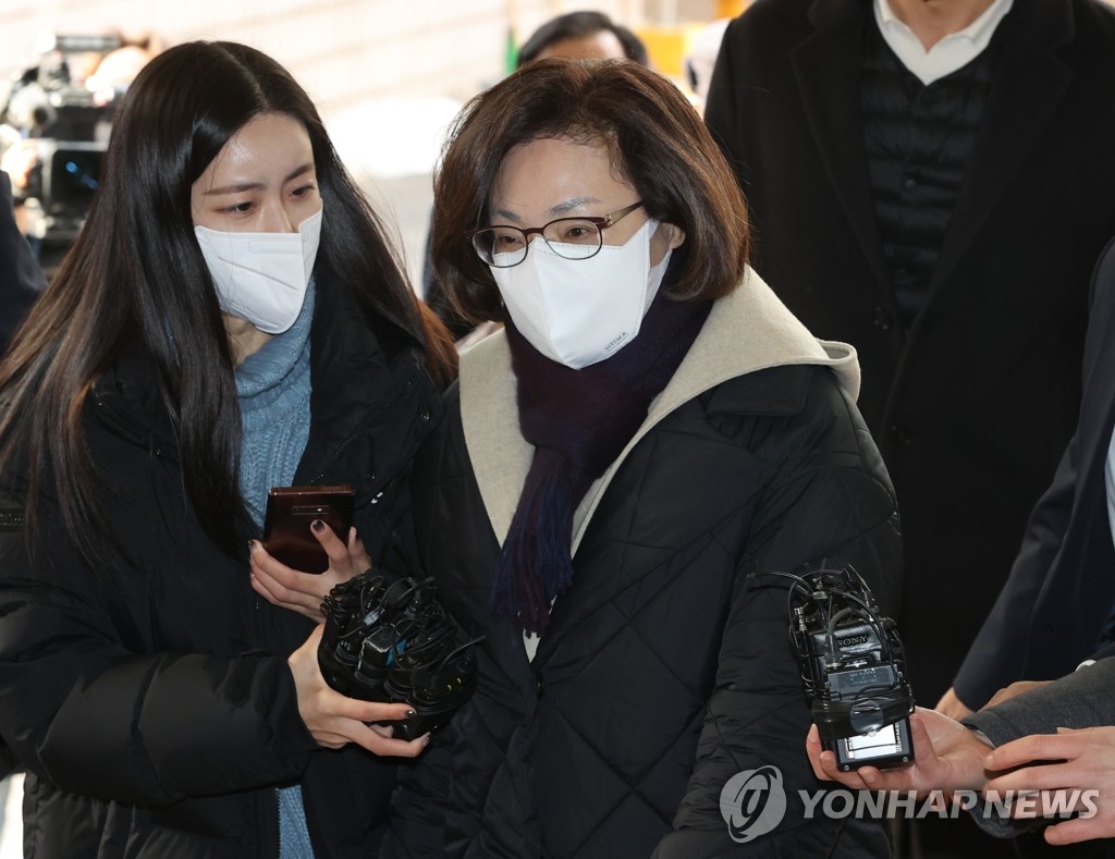 La maire de Yongsan, Park Hee-young, arrive à la Cour du district Ouest de Séoul, le lundi 26 décembre 2022, pour assister à une audience afin de décider de l'émission ou non d'un mandat d'arrêt à son encontre pour avoir échoué à répondre de façon adéquate à la bousculade d'Itaewon à Séoul, survenue le 29 octobre.