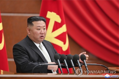 北김정은 "당의 투쟁과업 무적의 군사력으로 개척해야"