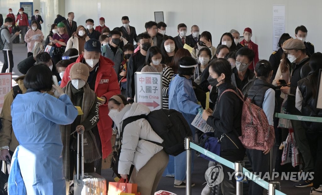 仁川国際空港に到着した中国からの入国者（共同取材）＝２日、仁川（聯合ニュース）