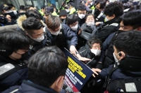 전장연, 탑승 시위 중 서울교통공사와 몸싸움