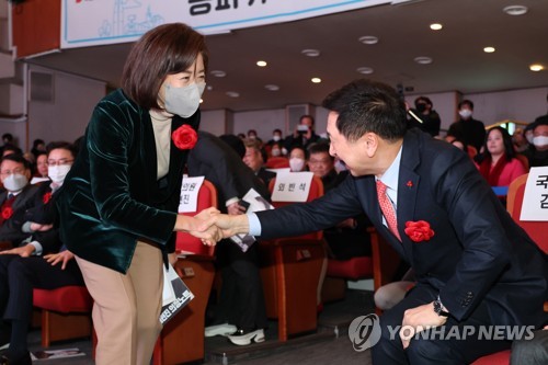 Rep. Kim Gi-hyeon (R) of the ruling People Power Party and former lawmaker Na Kyung-won shake hands at a party meeting in eastern Seoul on Jan. 5, 2023. (Yonhap)