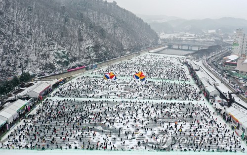 '2023 얼음나라 화천 산천어축제' 개막 첫날 인파
