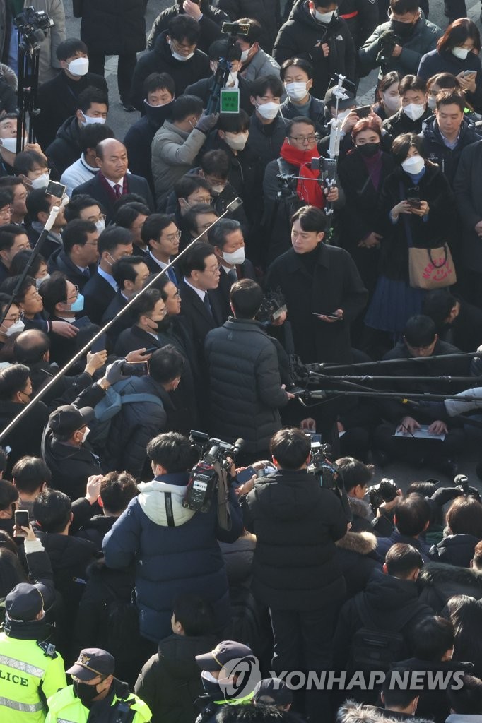 Opposition leader appears for questioning in bribery probe Yonhap