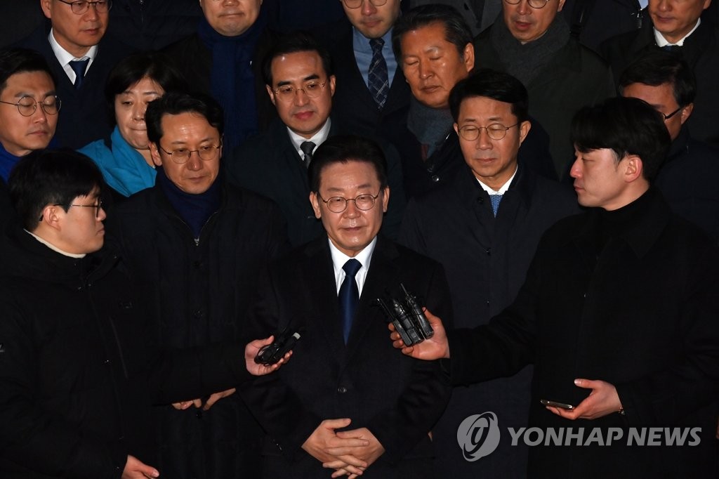 Opposition leader Lee expected to appear for prosecutors' questioning alone this weekend
