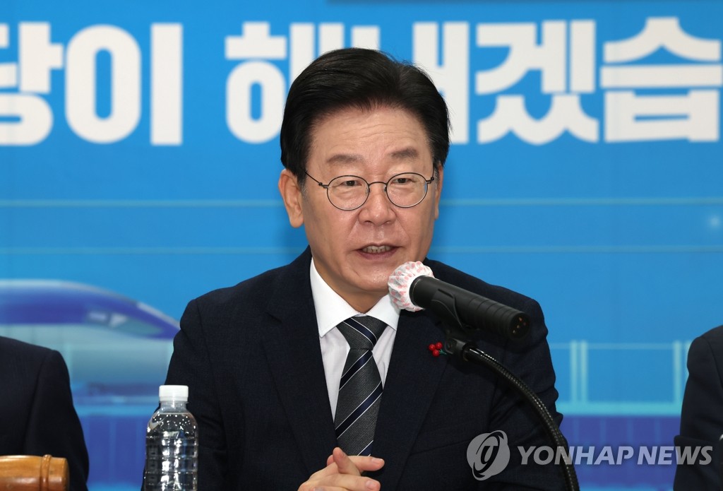 Le président du Parti démocrate (PD), Lee Jae-myung, prend la parole durant une réunion du Conseil suprême du parti à Incheon, à l'ouest de Séoul, le mercredi 11 janvier 2023. 