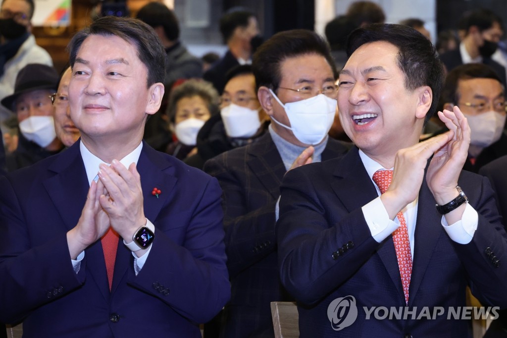 Kim Gi-hyeon (R) and Ahn Cheol-soo, lawmakers of the ruling People Power Party who have expressed their intention to run in the party's leadership race in March, attend a New Year's meeting of the party's chapter in Incheon, west of Seoul, on Jan. 11, 2023. (Yonhap)