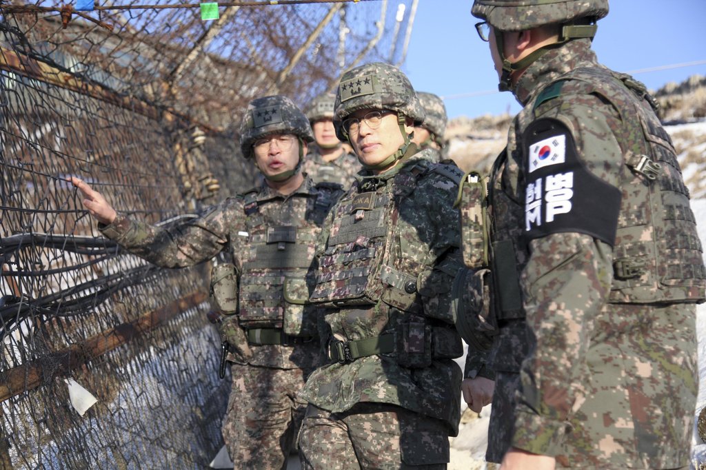 This file photo, provided by the Army on Jan. 12, 2023, shows the armed service's Chief of Staff Park Jeong-hwan (C) inspecting the operational posture of border guards at the inter-Korean border. (PHOTO NOT FOR SALE) (Yonhap)