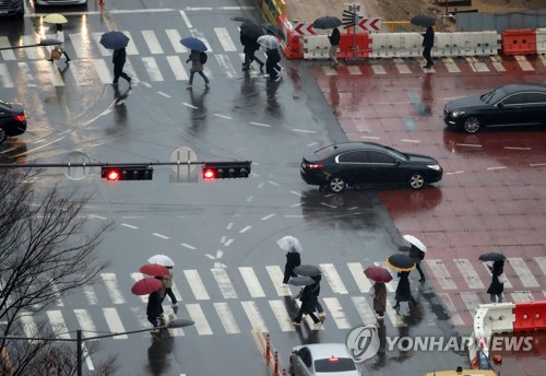 [날씨] 흐리고 곳곳 비…수도권·충청 미세먼지 '나쁨'