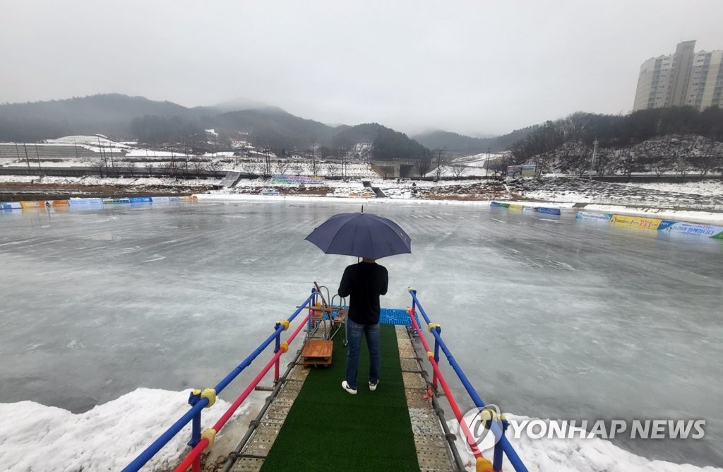 지난 13일 물에 잠긴 겨울축제장