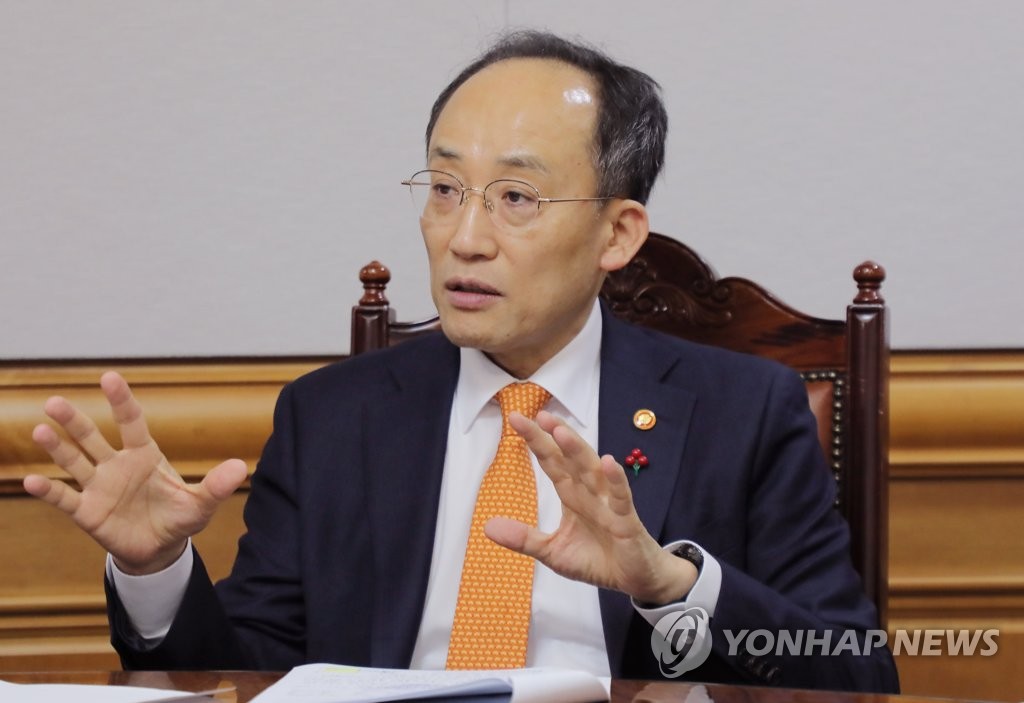 La foto de archivo, sin fechar, muestra al ministro de Economía y Finanzas surcoreano, Choo Kyung-ho.