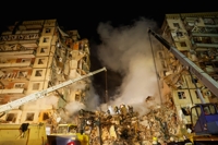 러 공습에 붕괴된 우크라 아파트 사망자 35명으로 늘어