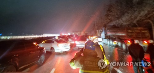 폭설·한파에 얼어붙은 도로…44중 연쇄추돌 등 사고 잇따라