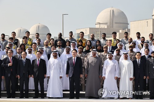 Yoon visite la centrale nucléaire de Barakah construite par la Corée du Sud aux EAU