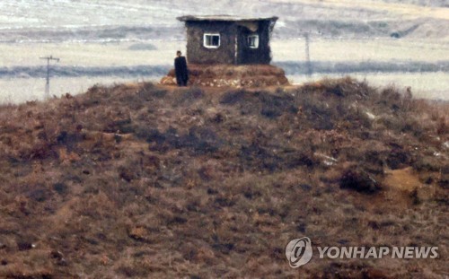 초소 지키는 북한군