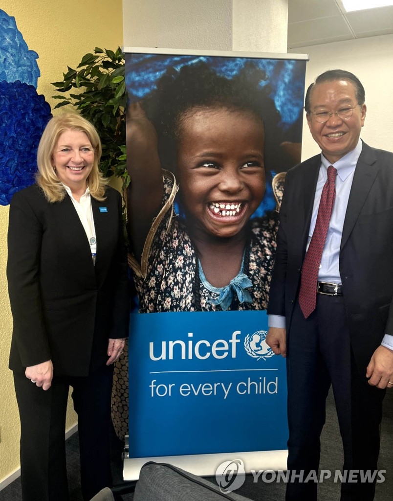 Unification minister meets UNICEF, WFP chiefs over N. Korea's humanitarian situations