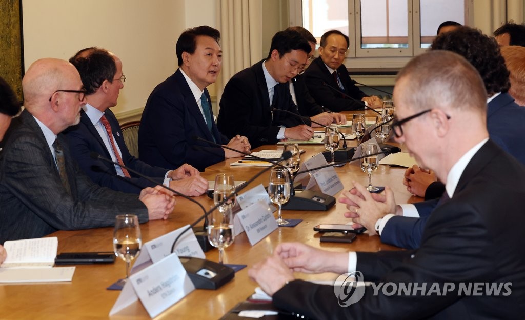 President Yoon Suk Yeol (3rd from L) speaks during a meeting with a group of quantum physicists at the Swiss Federal Institute of Technology in Zurich on Jan. 19, 2023. (Yonhap)