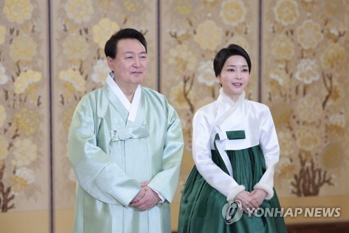 Le président Yoon Suk Yeol et son épouse Kim Keon Hee présentent leurs vœux pour le Nouvel An lunaire à la population le 21 janvier 2023, sur cette photo fournie par le bureau présidentiel. (Archivage et revente interdits)