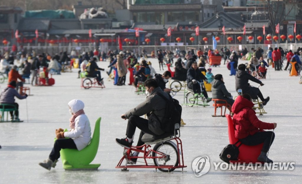 춘제 연휴 맞아 얼음썰매 타는 시민들