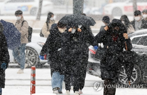 韓国の気象庁は２５日深夜に首都圏の仁川市と京畿道、中部の忠清南道、２６日未明にソウル市の西南・西北圏に大雪注意報を発令した＝（聯合ユース）