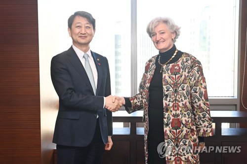 S. Korean trade chief meets Canadian envoy