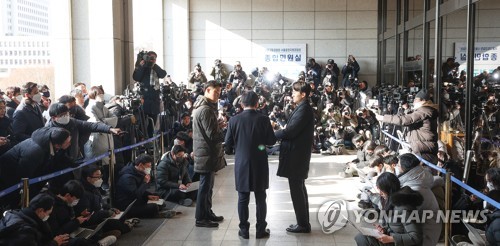 검찰 출석 앞서 취재진 만난 이재명 대표